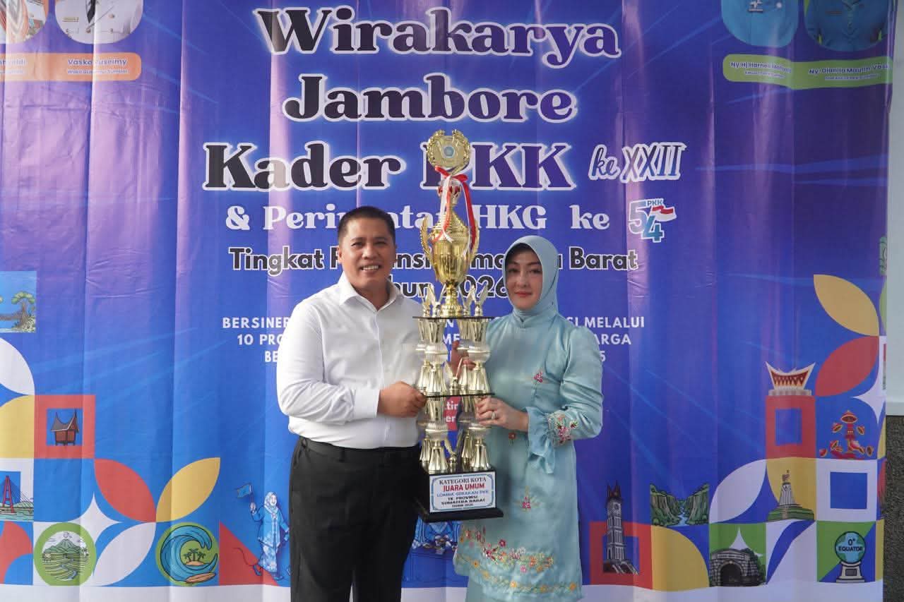 Wako Hendri  bersama Ketua TP PKK, Ny Maria saat menerima tropi juara umum.